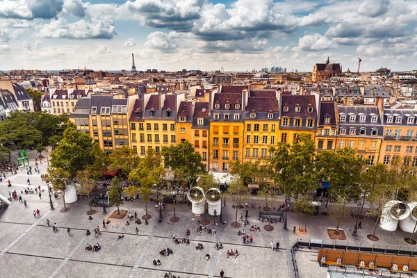 Vista aerea di Piazza Pompidou e case residenziali. Torre Eiffel a distanza. Parigi concetto di viaggio e stile di vita — Foto Stock