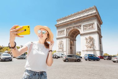 Mutlu asya blogger ve gezgin kadın ünlü Triumph kemer arka planda selfie fotoğraf çekmek