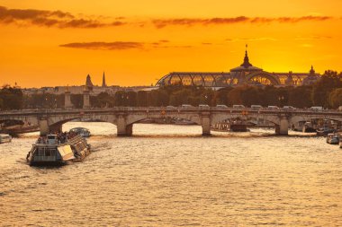 Paris köprüler, Grand Palace ve Nehir Seine üzerinde yolcu gemisi Günbatımı görünümü