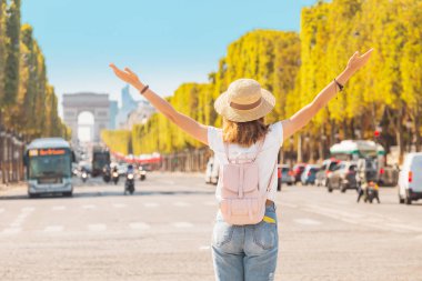 Avenue Champs elyses üzerinde trafik arka planda Mutlu gezgin kız. 