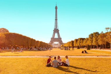 29 July 2019, Paris, France: a group of friends had a picnic on the Champ de Mars in Paris overlooking the Eiffel tower at sunset