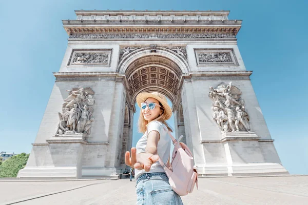 Feliz chica turista asiática disfruta de la vista del majestuoso y famoso Arco del Triunfo o arco triunfal. Sígueme y viaja a París y Francia —  Fotos de Stock