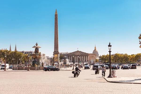 29 Julio 2019, París, Francia: Plaza del Concorde con gran obelisco egipcio — Foto de Stock