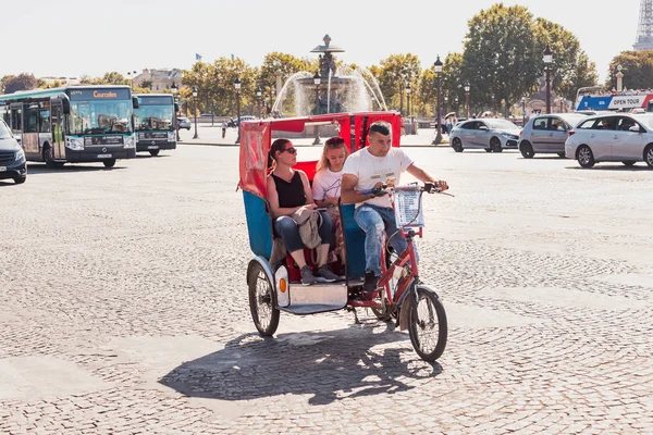 29 Temmuz 2019, Paris, Fransa: Paris sokaklarında yolcularla bisikletli çekçek — Stok fotoğraf