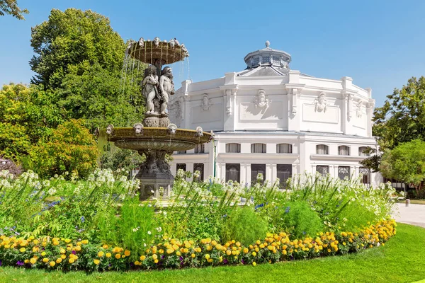 Teatro Marigny en el parque público de París — Foto de Stock