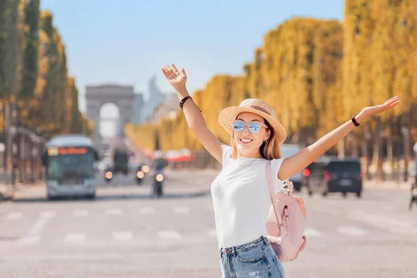 Avenue Champs elys es trafik arka planda Mutlu gezgin kız. Fransa ve Paris'te turizm ve öğrenciler — Stok fotoğraf