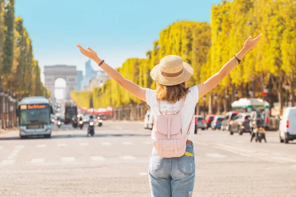 Gelukkig reiziger meisje in de achtergrond van het verkeer op Avenue Champs Elyses. — Stockfoto