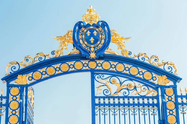 29. Juli 2019, Paris, Frankreich: gemusterter blauer Zaun mit dem Eingangstor zu den Invaliden in Paris — Stockfoto