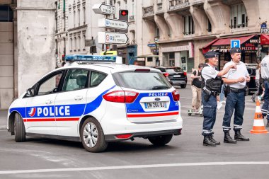30 Temmuz 2019, Paris, Fransa: Bir polis arabası ve polis memuru, bir şehir etkinliği sırasında sokakların kapatılması sırasında, yakın duruyor