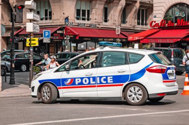 30 Temmuz 2019, Paris, Fransa: Bir polis arabası ve polis memuru, bir şehir etkinliği sırasında sokakların kapatılması sırasında, yakın duruyor