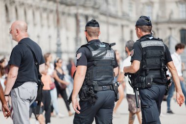 30 Temmuz 2019, Paris, Fransa: Bir grup polis memuru Paris sokaklarında devriye geziyor ve vatandaşların güvenliğine yönelik tehditlere karşı