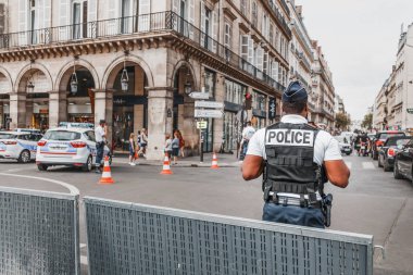 30 Temmuz 2019, Paris, Fransa: Bir polis memuru kordonun yanında duruyor ve trafiği ve yoldan geçenleri kontrol ediyor