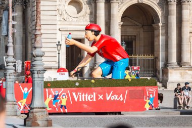 28 Temmuz 2019, Paris, Fransa: ana tour de France bisiklet yarışı öncesi reklam promosyon otomobilleri