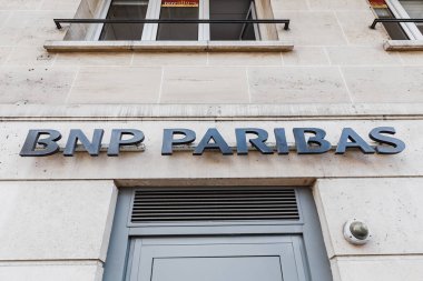 30 Temmuz 2019, Versailles, Fransa: Bölüm girişinde Bnp Paribas banka tabelası