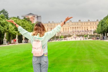 Mutlu kız Versailles seyahat ve Saray ve bahçe harika görünümü hayran
