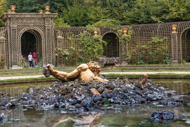 30 Temmuz 2019, Versailles, Fransa: Versailles bahçesinde Enceladus heykeli
