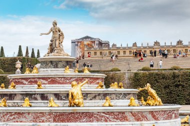 30 Temmuz 2019, Fransa, Versailles: Kraliyet Parkında Lantone gölet ve çeşme heykelleri