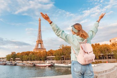 Mutlu Asya kadın gezgin görkemli Eyfel kulesinin arka planda poz. Fransa ve Paris'te turizm ve yaşam tarzı. Avrupa'da Tatil.