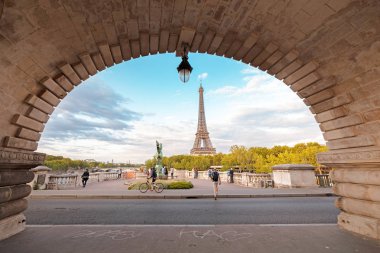 30 Temmuz 2019, Fransa, Paris: Bir Hakeim köprüsünden Eyfel Kulesi'ne manzara