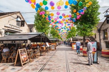 30 Temmuz 2019, Fransa, Paris: Bercy köyünde kafe ve bistrolu sokak renkli balonlarla dekore edilmiştir