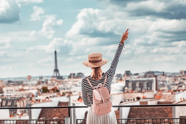 Mutlu Asyalı kız gözlem güvertesinin yükseklikten Paris'in büyük bir görünümü sahiptir — Stok fotoğraf