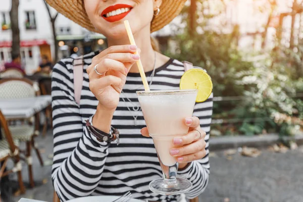 Glückliches Mädchen trinkt Milchshake in Outdoor-Café — Stockfoto