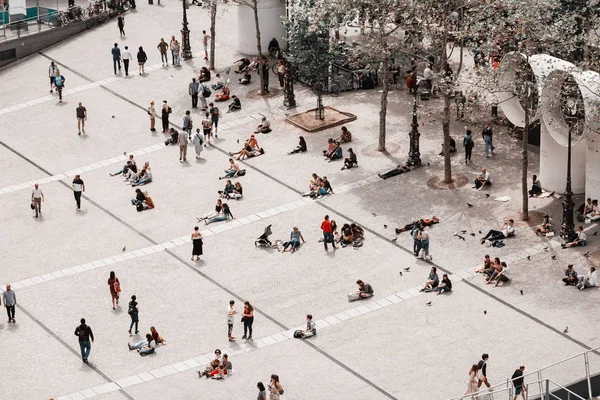 30 lipca 2019, Paryż, Francja: tłumy turystów spoczywających na placu miejskim w pobliżu centrum Pompidou — Zdjęcie stockowe