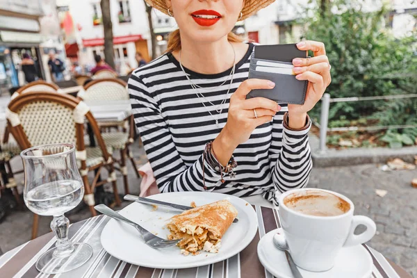 Женщина заплатит банковской картой за завтрак в кафе на открытом воздухе — стоковое фото