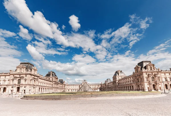 29 lipca 2019, Paryż, Francja: Cityscape widok na Louvre budynku. Atrakcje turystyczne w Paryżu — Zdjęcie stockowe