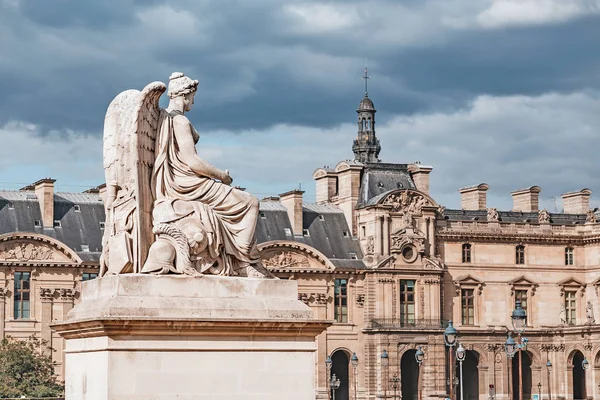 30 de julho de 2019, Paris, França: Estátua da França Vitoriosa como anjo sentado perto do museu do Louvre — Fotografia de Stock