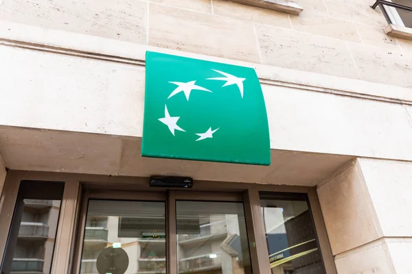 30 Julio 2019, Versalles, Francia: BNP Paribas firma bancaria a la entrada del departamento — Foto de Stock