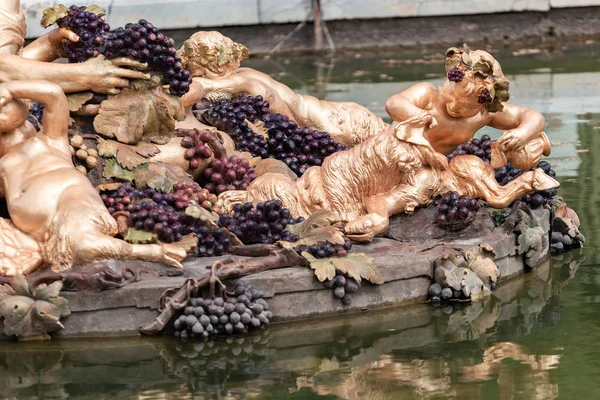 30 Julio 2019, Versalles, Francia: Fuente de Saturno o Neptuno en el jardín real de Versalles — Foto de Stock