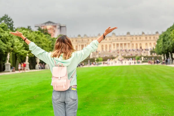 Mutlu kız Versailles seyahat ve Saray ve bahçe harika görünümü hayran — Stok fotoğraf