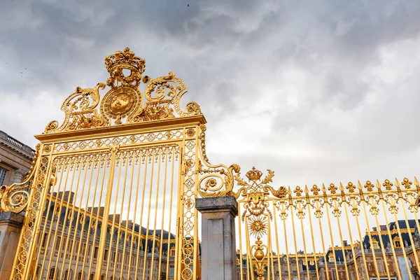 Puertas de oro de la entrada principal al Palacio Real de Versalles, la residencia principal de Luis. Atracciones turísticas e históricas de Francia — Foto de Stock