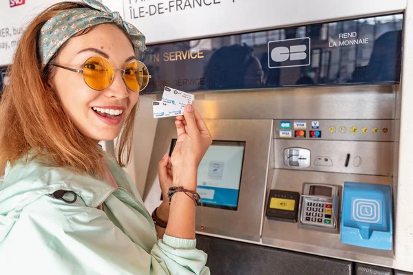 30 Temmuz 2019, Fransa, Versailles: Sncf atm makinesinde bilet alan Asyalı kadın — Stok fotoğraf