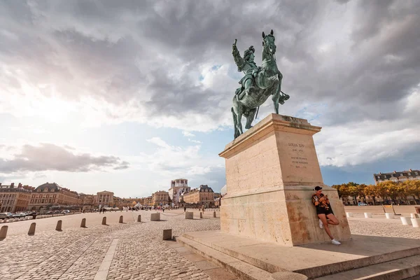 30 de julho de 2019, França, Versalhes: Estátua equestre do rei Luís XIV — Fotografia de Stock