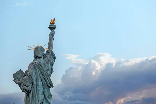 La famosa estatua de la Libertad en una isla de París — Foto de Stock