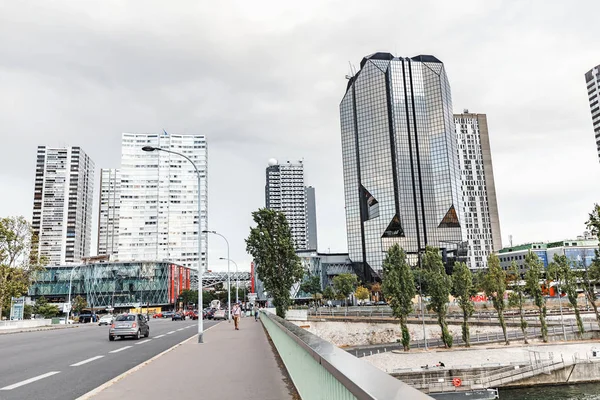 30 Ιουλίου 2019, Γαλλία, Παρίσι: σύγχρονη περιοχή με υψηλά κτήρια και υποδομές στο Παρίσι στις όχθες του ποταμού Σηκουάνα — Φωτογραφία Αρχείου