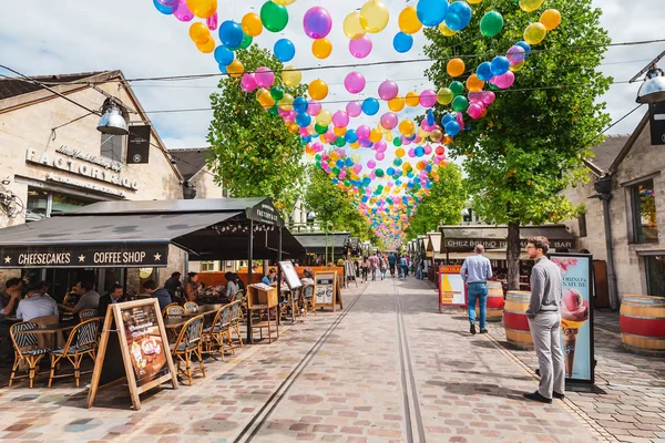30 july 2019, France, Paris: street with cafes and bistros is decorated with colorful balloons in Bercy village — Stock Photo, Image