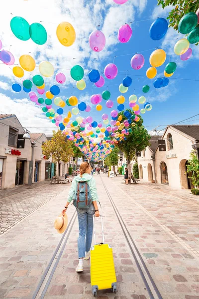 30 julio 2019, Francia, París: la calle con cafés y bistrós está decorada con globos de colores en el pueblo de Bercy — Foto de Stock