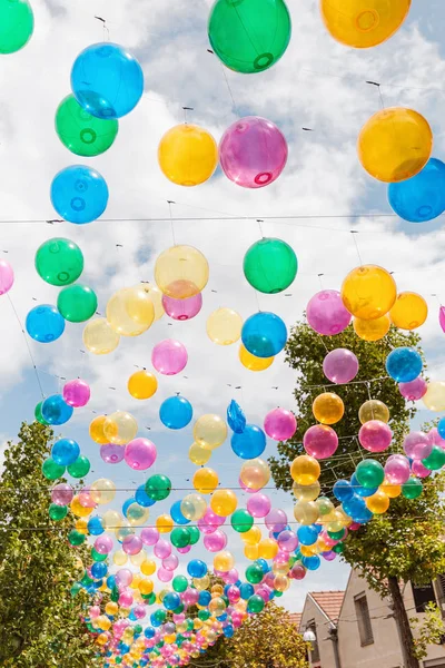 La rue avec cafés et bistros est décorée avec des ballons colorés — Photo