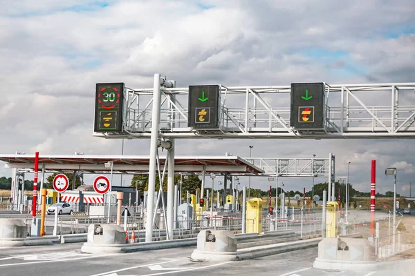 30 Temmuz 2019, Fransa, Charles de Gaulle havaalanı: Ücretli yola giriş — Stok fotoğraf