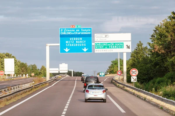 30 julio 2019, Francia, A4 Autopista: Pointer table to Strasbourg on the highway —  Fotos de Stock
