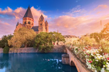 Gündoğumu sırasında Fransa 'nın Metz kentindeki Moselle nehrinin kıyısındaki antik Neuf Kilisesi' nin renkli şehir manzarası. Turistik yerler ve şehir hayatı konsepti