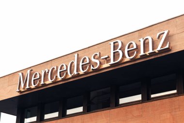 1 Ağustos 2019, Lüksemburg: Mercedes-Benz perakende mağazası ve galeri