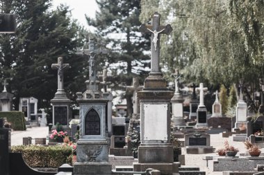 Avrupa 'daki eski Gotik mezarlığı. Keder ve hatırlama konsepti