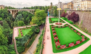 Ünlü Adolphe Köprüsü ve Anayasa Meydanı ve Park 'la Lüksemburg' un panoramik şehir manzarası