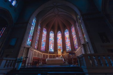 1 Ağustos 2019, Lüksemburg Notre Dame Katedrali 'nin içi sunak ve vitray kaplı.