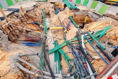 Şehrin sokaklarında kanalizasyon ve su borularının tamiri ve yenilenmesi