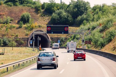 2 Ağustos 2019, Lüksemburg: Otoyoldan tünele giren araçlar